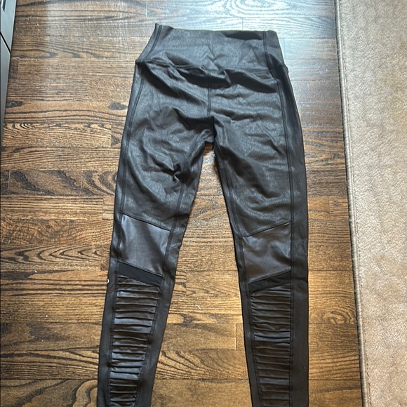 Alo Moto Leggings - Picture 4 of 4